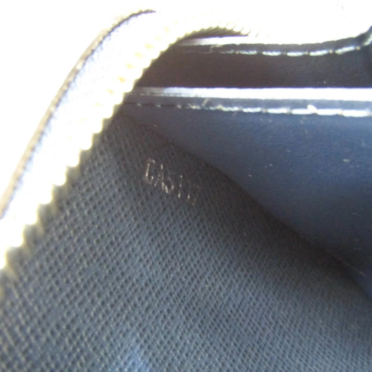 Pre-Owned Louis Vuitton Taiga Zippy   Men's Taiga Leather Long Wallet (bi-fold) Navy Blue (Good)